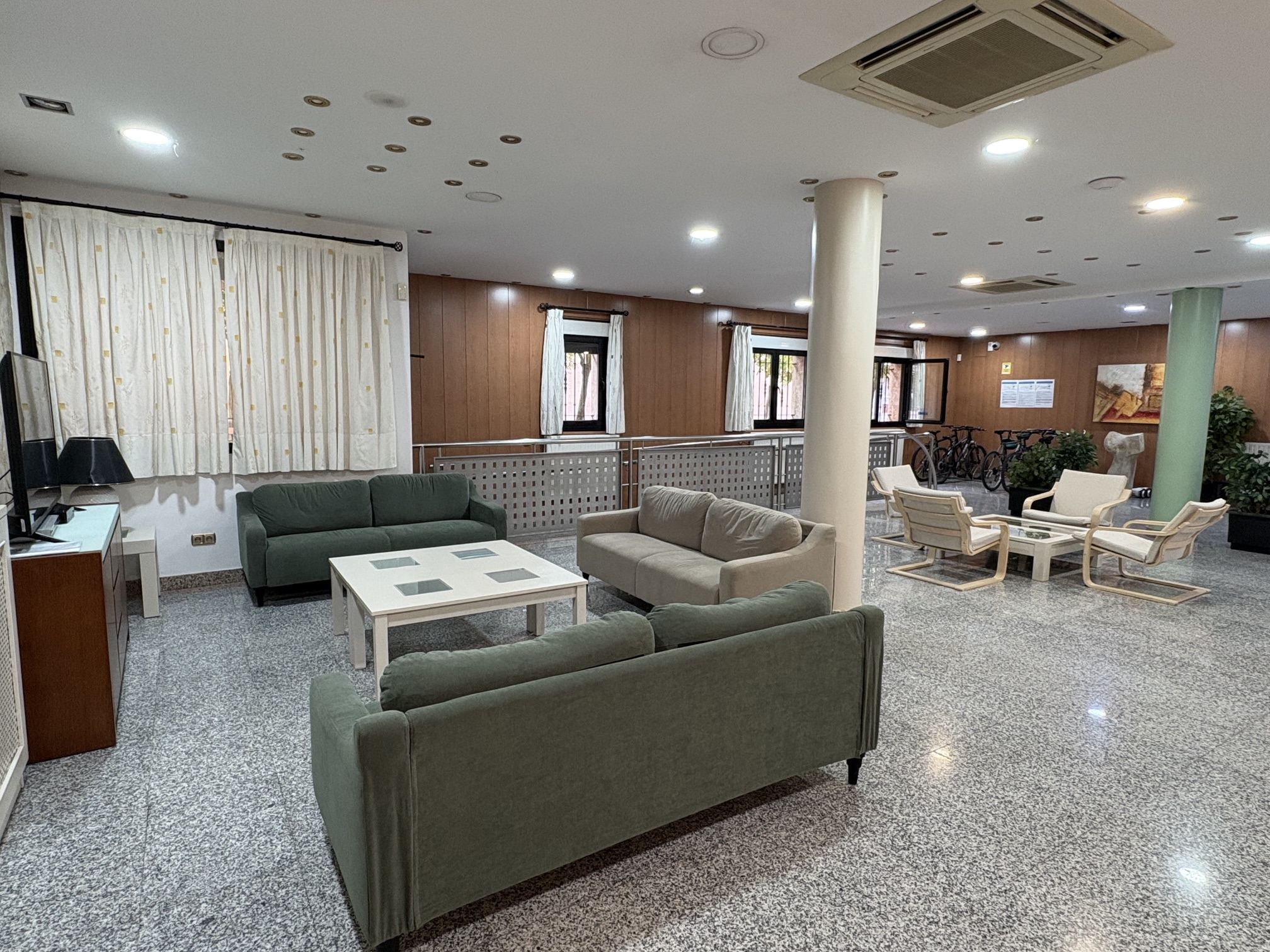 Zona común con sofás en la Residencia Universitaria Río Tormes 2.0